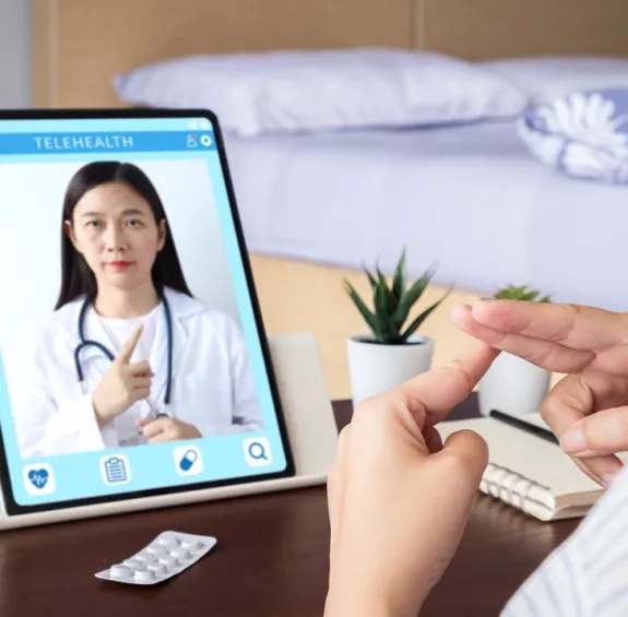 Surdité : L’interprétation à distance par vidéo est-elle la solution pour palier au manque d’interprètes professionnel-les ?